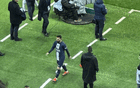 梅西疑似遭遇俱乐部内部打压？再次遭巴黎球迷狂嘘，法媒曝其被指总在比赛中散步磨洋工，引发舆论热议
